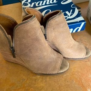 Lucky Brand Jakobie Peep Toe Bootie W- 7.5